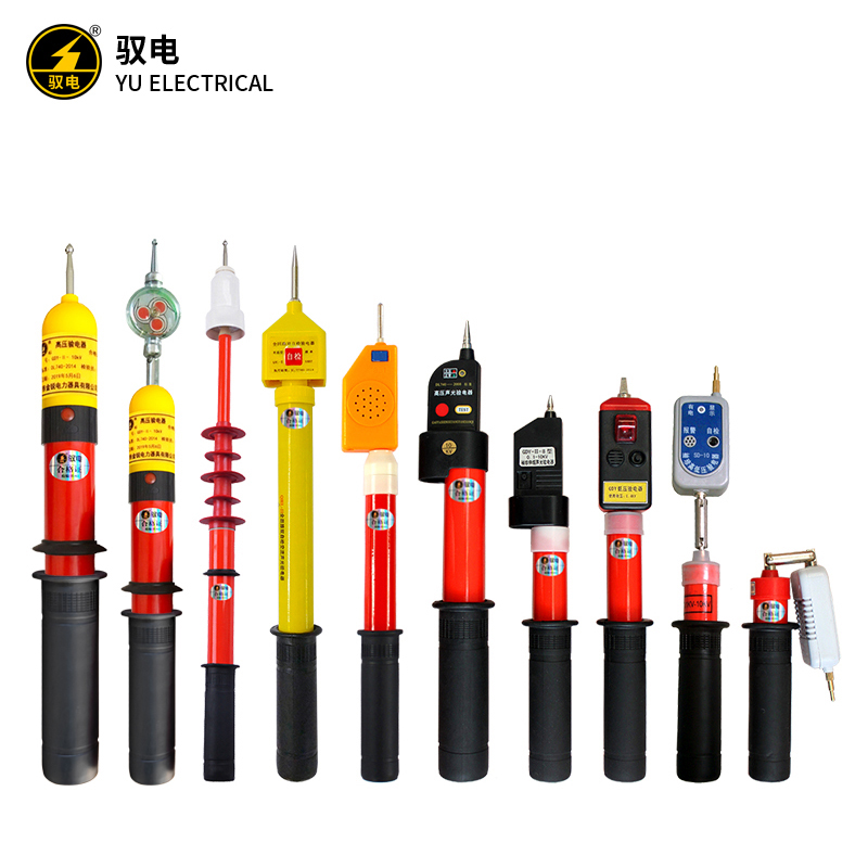 一排橙色安全帽整齐排列，旁边有反光背心和安全带，背景为浅灰色