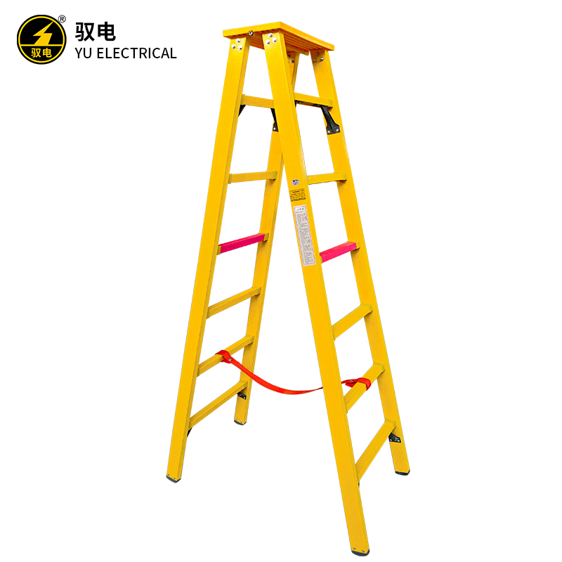 一架银色铝合金人字梯靠墙放置，梯子上有防滑踏板，背景为蓝色墙面