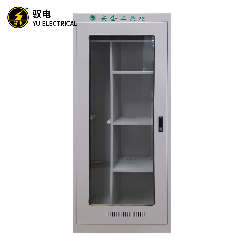工程师在电脑前查看图纸，旁边有工具模型，背景为办公室环境