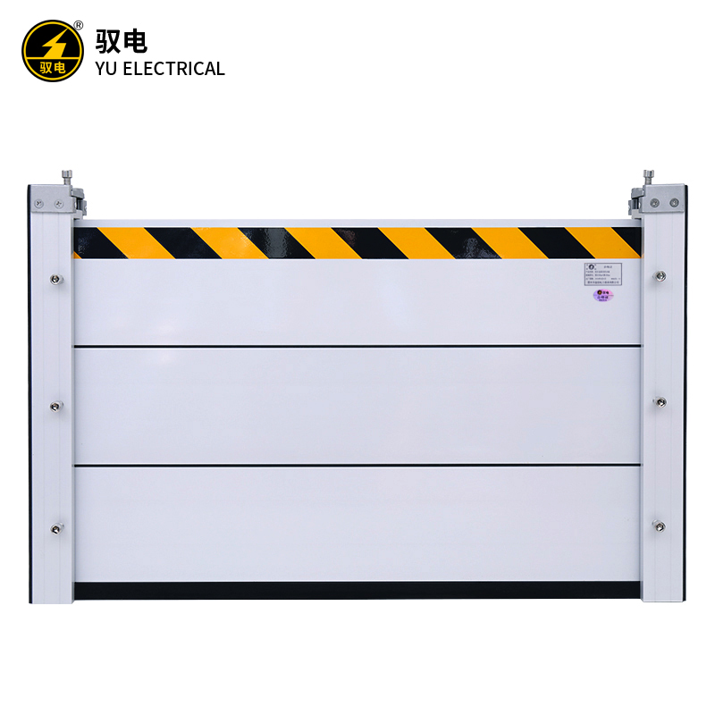 一块红色圆形禁止合闸警示牌，上面有白色文字和图标，背景为浅蓝色