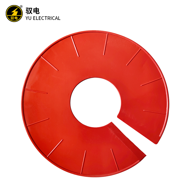 几个银色金属电力金具部件，包括线夹和连接件，摆放在灰色表面上